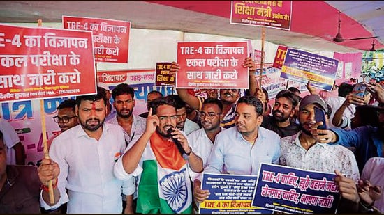 TRE candidates demonstrate over domicile and negative marking issues, in Patna, on Tuesday. (SANTOSH KUMAR/HT)