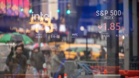 S&P 500 falls as bond yields hit multi-decade highs. (AP/Yuki Iwamura)