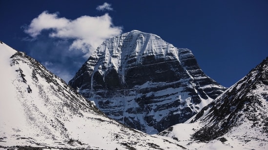 What message does Sadhguru's recent journey to Mount Kailash give to spiritual seekers?
