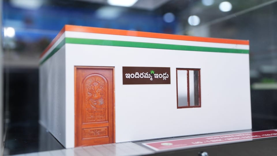 <p>తెలంగాణలో పేదల సొంతింటి కలను నెరవేర్చేందుకు రాష్ట్ర ప్రభుత్వం ప్రతిష్టాత్మకంగా చేపట్టిన ఇందిరమ్మ ఇళ్ల పథకానికి పారిశ్రామిక రంగా నుంచి సాయం లభించింది. ఇందిరమ్మ ఇళ్ల నిర్మాణ ఖర్చును తగ్గించే క్రమంలో సిమెంట్ పరిశ్రమల యాజమాన్యాలతో రాష్ట్ర రెవెన్యూ, గృహనిర్మాణ, సమాచార, పౌర సంబంధాల శాఖ మంత్రి పొంగులేటి శ్రీనివాసరెడ్డి జరిపిన చర్చలు ఫలించాయి. </p><p> </p>