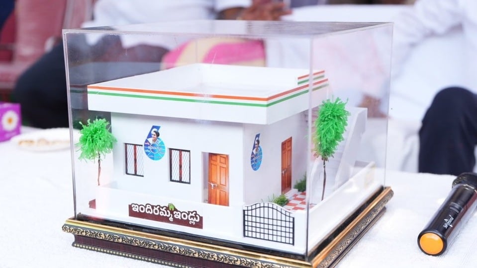 <p>దీనికి తోడు…. రెండో విడత కింద ప్రతి నియోజకవర్గానికి 2,000 ఇళ్ల చొప్పున రాష్ట్రవ్యాప్తంగా మరో 2.50 లక్షల ఇళ్లను మంజూరు చేసినట్లు మంత్రి తెలిపారు. అలాగే 'క్యూఆర్' పరిధిలో లక్ష ఇళ్ల నిర్మాణాన్ని లక్ష్యంగా పెట్టుకుని, ప్రయోగాత్మకంగా 16 నియోజకవర్గాల్లో ఇందిరమ్మ టవర్ల నిర్మాణానికి శ్రీకారం చుట్టామని వివరించారు.</p>