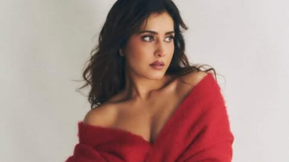 <p>ఊహలు గుసగుసలాడే సినిమాతో తెలుగు ఇండస్ట్రీలో అడుగుపెట్టిన రాశీ ఖన్నా.. ఆ తర్వాత స్టార్ హీరోయిన్ గా ఎదిగింది. </p>(instagram-Raashii Khanna)