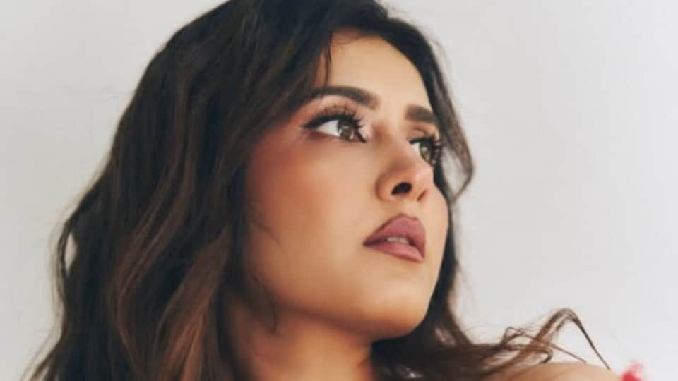 <p>ఇప్పుడు ఎక్కువగా హిందీ ఇండస్ట్రీపైనే రాశీ ఖన్నా ఫోకస్ పెట్టింది. బాలీవుడ్ లో ప్రస్తుతం మూడు సినిమాలు చేస్తోంది. </p>(instagram-Raashii Khanna)