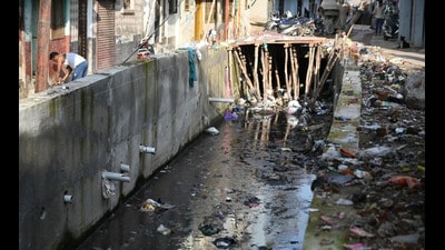 An open drain in the Wazirganj area of Lucknow on Wednesday (Mushtaq Ali/HT) An open drain in the Wazirganj area of Lucknow on Wednesday (Mushtaq Ali/HT)