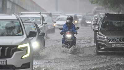 Vehicles wade through a waterlogged stretch following heavy rainfall in the national capital in New Delhi (Hindustan Times)