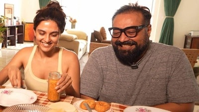 ‘মা বলে অনুরাগ ছাগল, আমার কথায় ওঠে-বসে’, ২০ বছরের ছোট সঙ্গী শুভ্রার মাও বয়সে ছোট পরিচালকের থেকে! ‘মা বলে অনুরাগ ছাগল, আমার কথায় ওঠে-বসে’, ২০ বছরের ছোট সঙ্গী শুভ্রার মাও বয়সে ছোট পরিচালকের থেকে!