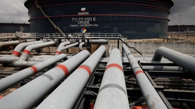 Oil prices hit a three-week high as Strait of Hormuz shipping fears and supply disruptions raise risks, while traders watch Iran tensions and US oil stocks. (REUTERS/Sodiq Adelakun/File Photo) (REUTERS)
