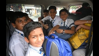 Overcrowded school vans ferry children near schools in Hazratganj. (Mushtaq Ali/HT) Overcrowded school vans ferry children near schools in Hazratganj. (Mushtaq Ali/HT)