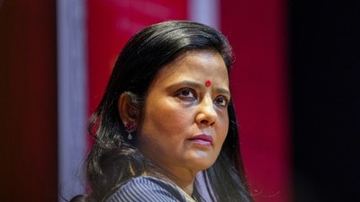 মহুয়া মৈত্রের বিরুদ্ধে জারি গ্রেফতারি পরোয়ানা, কোন অভিযোগে হয়েছিল মামলা? (PTI) মহুয়া মৈত্রের বিরুদ্ধে জারি গ্রেফতারি পরোয়ানা, কোন অভিযোগে হয়েছিল মামলা? (PTI)