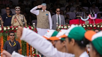 স্বাধীনতা দিবসে জম্মু ও কাশ্মীরের মুখ্যমন্ত্রী ওমর আবদুল্লা। (ফাইল ছবি, সৌজন্যে পিটিআই) স্বাধীনতা দিবসে জম্মু ও কাশ্মীরের মুখ্যমন্ত্রী ওমর আবদুল্লা। (ফাইল ছবি, সৌজন্যে পিটিআই)