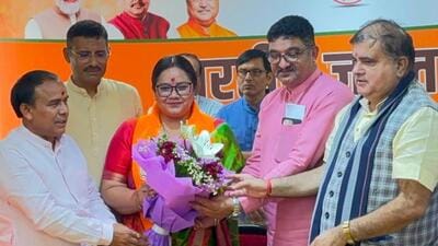 Srinagar mayor Aarti Bhandari and 10 councillors joined the BJP, giving the party mayors in all 11 municipal corporations in Uttarakhand. Srinagar mayor Aarti Bhandari and 10 councillors joined the BJP, giving the party mayors in all 11 municipal corporations in Uttarakhand.