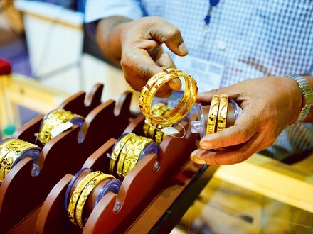 చమురు ధరల సలసల.. చల్లబడ్డ బంగారం, వెండి ధరలు