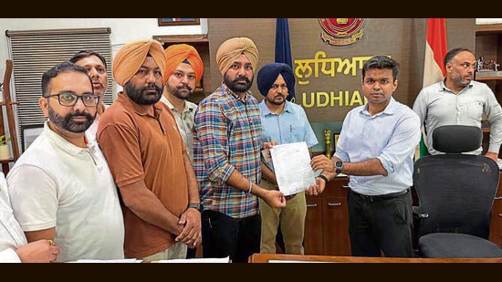 Members of Ludhiana food supply association submitting a memorandum to deputy commissioner Himanshu Jain on Wednesday. (HT photo)