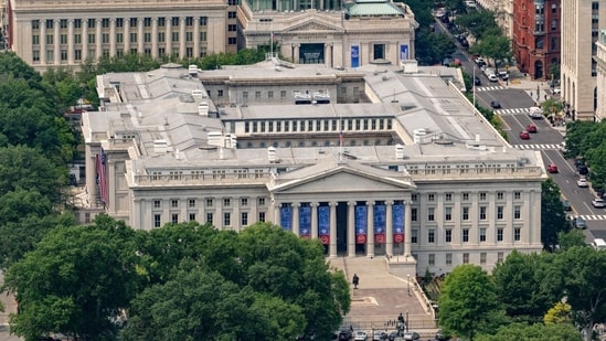 US Treasury doubles debt buybacks to support the bond market as Treasury yields surge, while investors watch inflation, deficits and Fed policy. (Photographer: Daniel Heuer/Bloomberg)