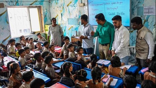 On Wednesday, around 10-12 CJP volunteers visited the Colaba Market School around 3pm, accompanied by several independent activists (Raju Shinde/HT Photo)