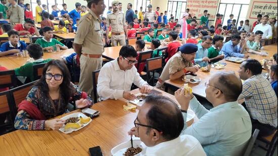Unnao DM Ghanshyam Meena and SP Jai Prakash Singh had breakfast with the students and assured them that their problems would be looked into. (HT)