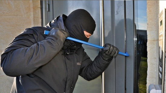 The burglar was shot thrice by the shopkeeper in Portland