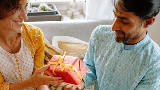 These skincare and makeup hampers make thoughtful Raksha Bandhan gifts for your sister