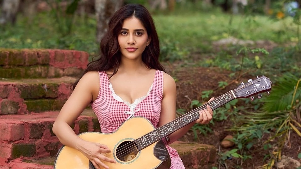 <p>హీరో రామ్ పోతినేనితో చేసిన ఇస్మార్ట్ శంకర్ మూవీతో నభా నటేష్ కు మంచి పేరు వచ్చింది. ఆమె ఇప్పుడు నిఖిల్ హీరోగా వస్తున్న స్వయంభులో నటిస్తోంది. </p>(instagram-Nabha Natesh)