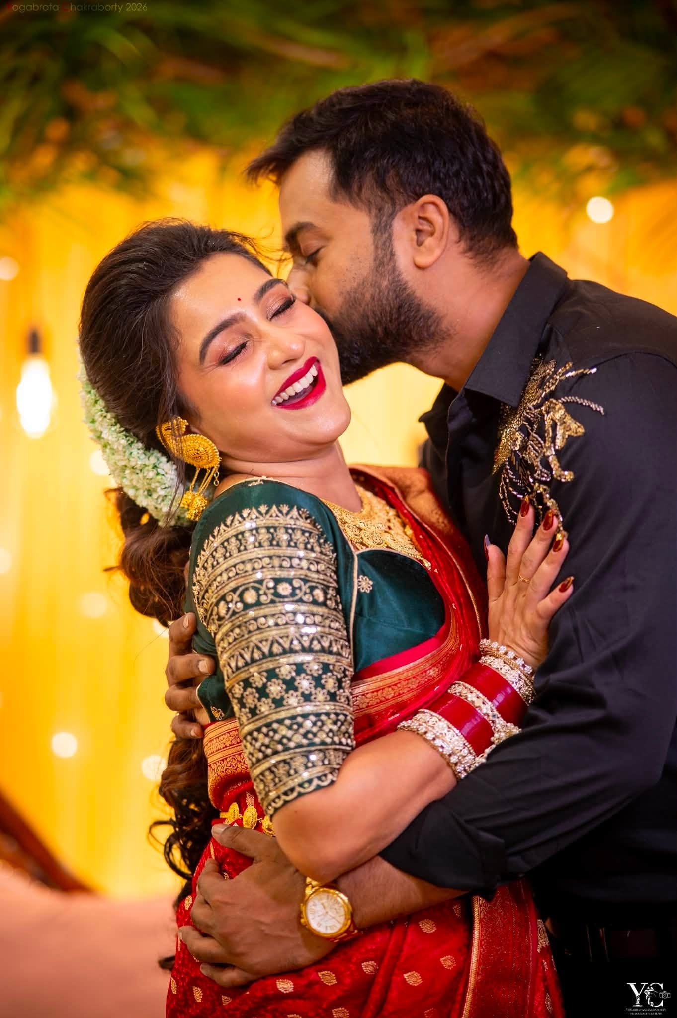 বিয়ের পর আদুরে চুমু  (ছবি সৌজন্যে-ডোনার ফেসবুক পেজ)