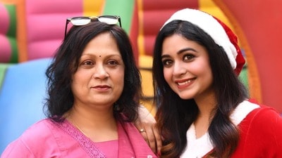 মেয়ে চিত্রাঙ্গদার সঙ্গে পরিচালক-অভিনেত্রী শতরূপা সান্যাল।