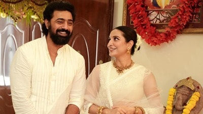 দেবের সঙ্গে ‘কবে দিমু গলায় মালারে’-তে নাচলেন শুভশ্রী। দেবের সঙ্গে ‘কবে দিমু গলায় মালারে’-তে নাচলেন শুভশ্রী।