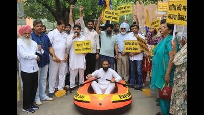 AAP party protesting outside MC office in Sector 17, Chandigarh, on Thursday. (Keshav Singh/HT) AAP party protesting outside MC office in Sector 17, Chandigarh, on Thursday. (Keshav Singh/HT)