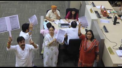 Congress and AAP councillors protesting in the Well of the House on Thursday. (Keshav Singh/HT)