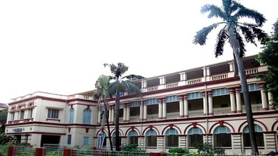 ছাত্র সংঘর্ষে বুধবার রাতে দফায় দফায় উত্তপ্ত হয়ে উঠল যাদবপুর বিশ্ববিদ্যালয়। (HT_PRINT)