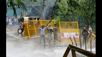 LESSONS FROM THE PAST: Chaotic scenes on the Chandigarh-Mohali border during Qaumi Insaaf Morchas protest march on I-Day. (HT File)