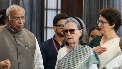 শুদ্ধিকরণ' বিতর্কে দলীয় নেতাদের নীরবতায় ক্ষুব্ধ মল্লিকার্জুন খাড়গে (PTI) শুদ্ধিকরণ' বিতর্কে দলীয় নেতাদের নীরবতায় ক্ষুব্ধ মল্লিকার্জুন খাড়গে (PTI)
