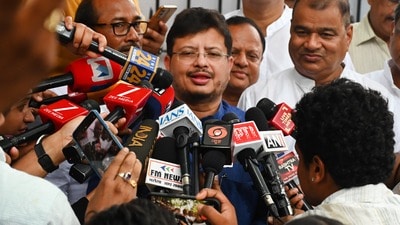 বালির বখরা এবং সিন্ডিকেট নিয়ে সাংসদ ও মাফিয়ার কথোপকথন শোনালেন ঋতব্রত (Hindustan Times) বালির বখরা এবং সিন্ডিকেট নিয়ে সাংসদ ও মাফিয়ার কথোপকথন শোনালেন ঋতব্রত (Hindustan Times)