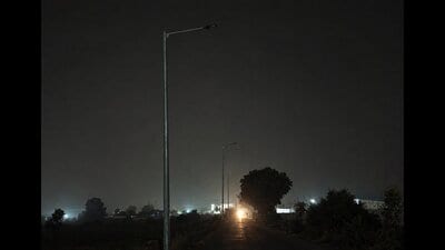 Residents said officials told them restoration could take another two months after road work ends, while MCM said no interim lighting could be arranged. (HT)