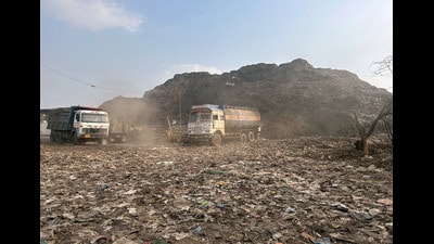 The civic body processed about 3.98 million MT against the total load, leaving 1.72 million MT at the landfill as of its latest assessment. (HT Archive) The civic body processed about 3.98 million MT against the total load, leaving 1.72 million MT at the landfill as of its latest assessment. (HT Archive)