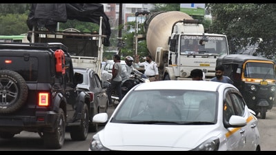 The problem has been compounded on the Pashan-Sus-Lavale route, where a single-lane stretch is struggling to cope with rapidly increasing traffic generated by residential development. (MAHENDRA KOLHE/HT PHOTO) The problem has been compounded on the Pashan-Sus-Lavale route, where a single-lane stretch is struggling to cope with rapidly increasing traffic generated by residential development. (MAHENDRA KOLHE/HT PHOTO)