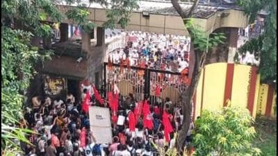 adavpur University logo damaged amid ABVP-Left clash in Kolkata, with both sides trading allegations over violence and campus vandalism.