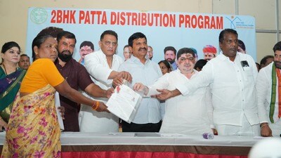 <p>లబ్ధిదారులకు పారదర్శకంగా ఫ్లాట్లను కేటాయించేందుకు ఈ నెల 27వ తేదీ నుంచి లాటరీ (లక్కీ డిప్) ప్రక్రియను ప్రారంభించనున్నట్లు తెలంగాణ గృహనిర్మాణ మండలి (హౌసింగ్ బోర్డు) వైస్ ఛైర్మన్ గౌతమ్ అధికారికంగా ప్రకటించారు.</p> <p>లబ్ధిదారులకు పారదర్శకంగా ఫ్లాట్లను కేటాయించేందుకు ఈ నెల 27వ తేదీ నుంచి లాటరీ (లక్కీ డిప్) ప్రక్రియను ప్రారంభించనున్నట్లు తెలంగాణ గృహనిర్మాణ మండలి (హౌసింగ్ బోర్డు) వైస్ ఛైర్మన్ గౌతమ్ అధికారికంగా ప్రకటించారు.</p>