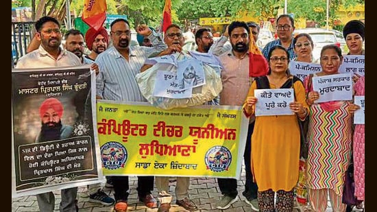 Computer Teachers protesting at the DC office in Ludhiana on Thursday. (Manish/HT)