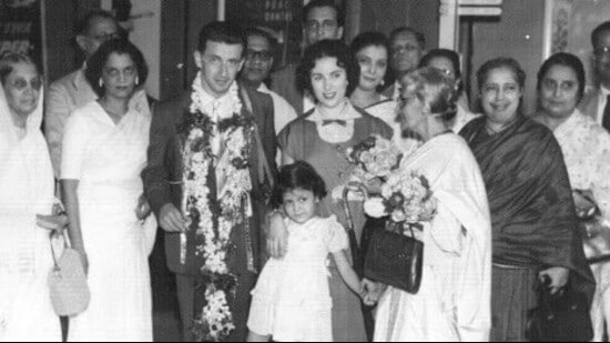 Picture from a family album: A Bene Israel wedding photograph (Wikimedia Commons)