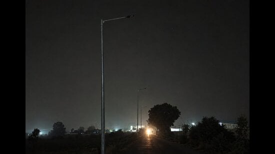 Residents said officials told them restoration could take another two months after road work ends, while MCM said no interim lighting could be arranged. (HT)