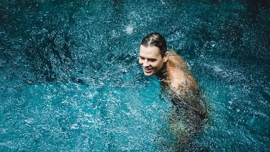 Swimming in the rain leads to a higher risk of infections. (Magnific)