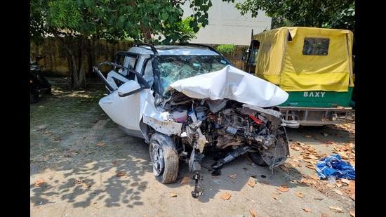 The driver alleged poor lighting, missing warning signs and a lack of reflective tape made the barriers difficult to spot at the U-turn. (Parveen Kumar/HT)