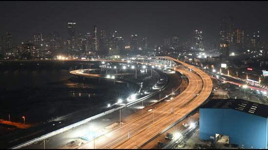 The proposed 3.5-4-kilometer link, to be built at a cost of  <span class='webrupee'>₹</span>702.44 crore, will provide a direct connection from the Nehru Science Centre Metro station till the Worli promenade and landscaped garden (HT Photo)