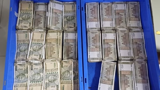 A detailed baggage screening subsequently uncovered the ₹68.53 lakh sum. (X/@CISFHQrs)