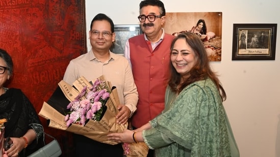 Collector Suboor Usmani with curator Vandana Sehgal and chief guest Navneet Sehgal in Lucknow (Photo: HT)