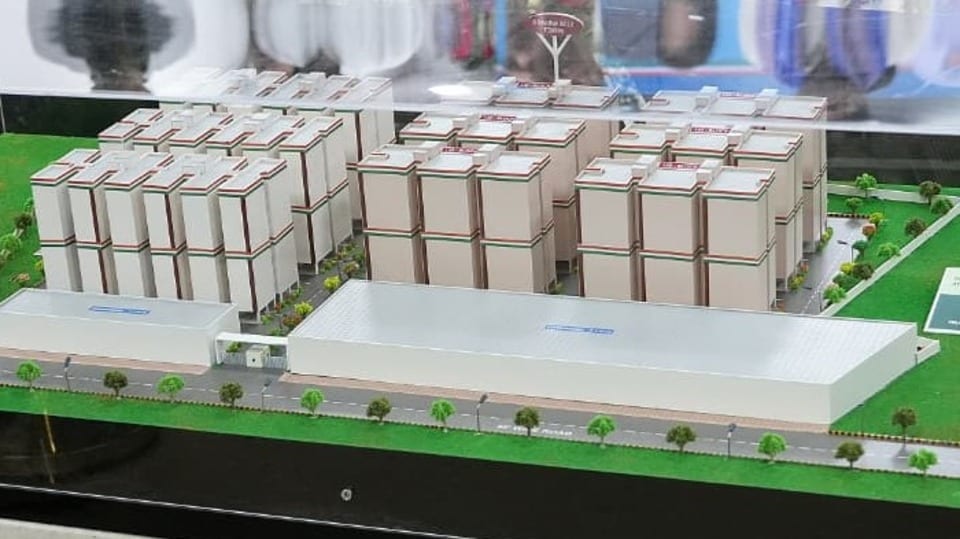<p>జాబితాలో పేర్లకు సంబంధించి లేదా అర్హతలపై ఏవైనా అభ్యంతరాలు, ఫిర్యాదులు ఉంటే దరఖాస్తుదారులు ఈ నెల 23వ తేదీ సాయంత్రం లోగా అధికారులకు తెలియజేయాల్సి ఉంటుంది. ఆ తర్వాత అభ్యంతరాలను పరిశీలించి, సవరించిన అనంతరం లాటరీ ప్రక్రియలో పాల్గొనే తుది దరఖాస్తుదారుల వివరాలను ఈ నెల 25న పూర్తిస్థాయిలో ప్రకటిస్తారు.</p>