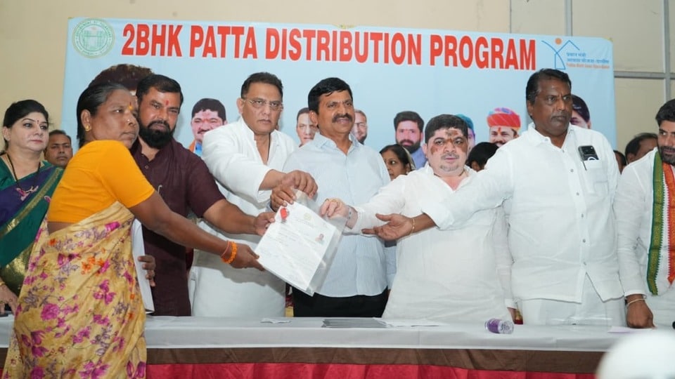 <p>లబ్ధిదారులకు పారదర్శకంగా ఫ్లాట్లను కేటాయించేందుకు ఈ నెల 27వ తేదీ నుంచి లాటరీ (లక్కీ డిప్) ప్రక్రియను ప్రారంభించనున్నట్లు తెలంగాణ గృహనిర్మాణ మండలి (హౌసింగ్ బోర్డు) వైస్ ఛైర్మన్ గౌతమ్ అధికారికంగా ప్రకటించారు.</p>