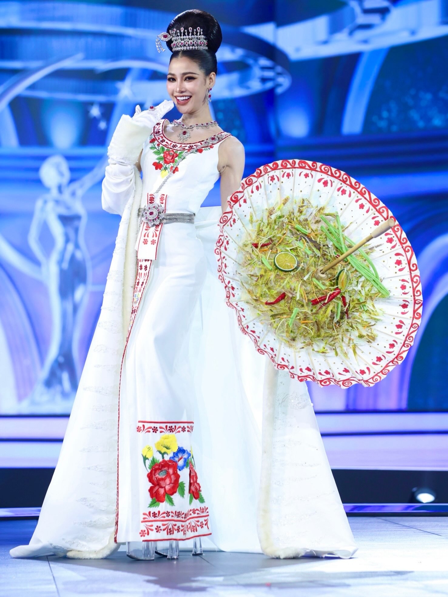 Culinary heritage took center stage with a vibrant runway look inspired by Pad Thai (Photo: Instagram) Culinary heritage took center stage with a vibrant runway look inspired by Pad Thai (Photo: Instagram)