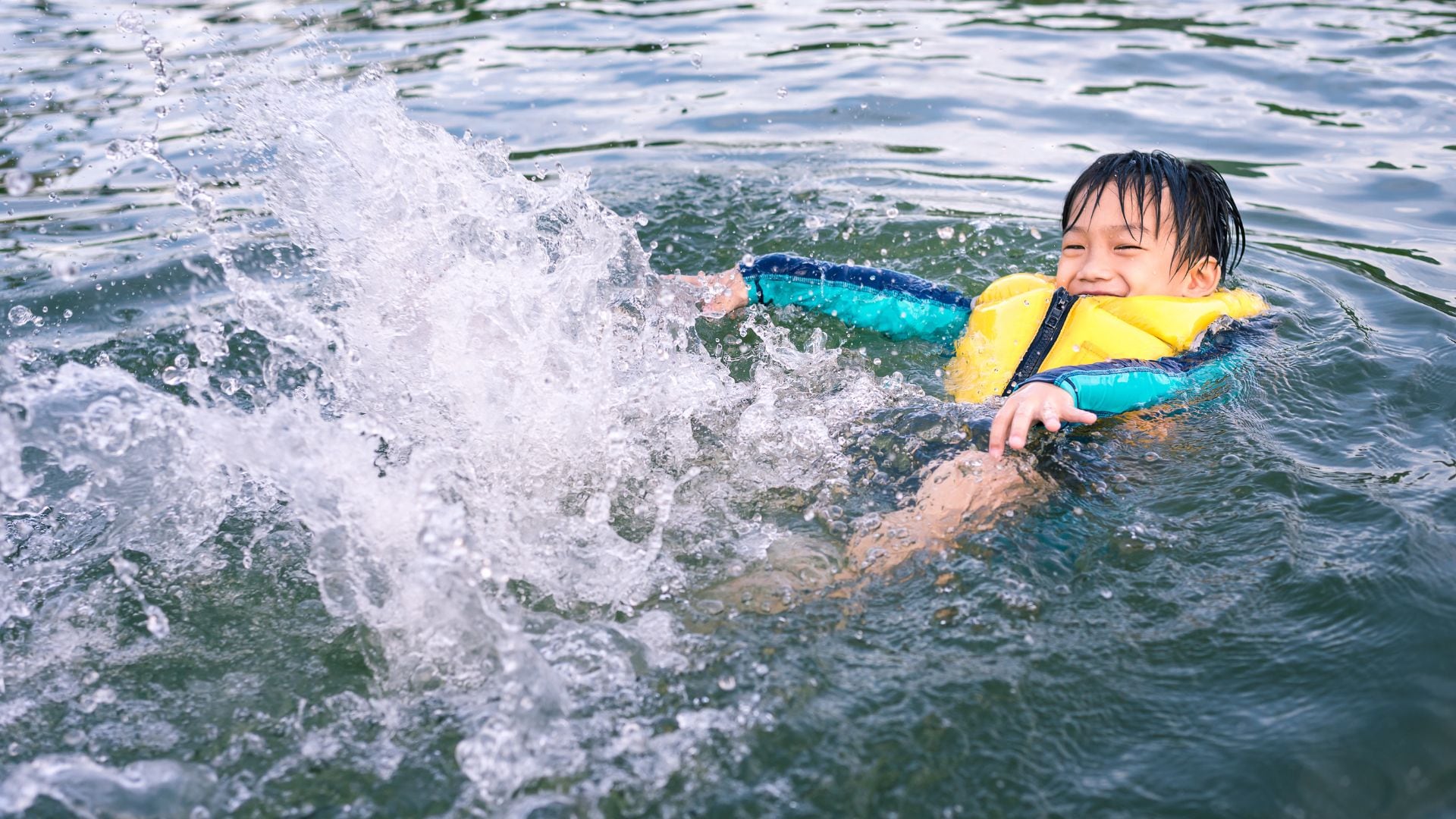 It is important to take precautions before entering the pool during the monsoon. (Magnific)