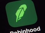 Robinhood stock rises nearly 5% as Trump backs the Clarity Act, boosting hopes for clearer US crypto rules and stronger growth for HOOD.